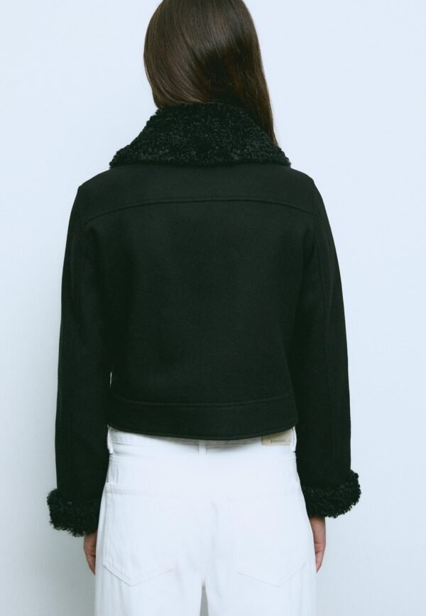 Chaqueta con detalles de borrego