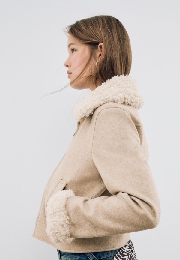 Chaqueta con detalles de borrego