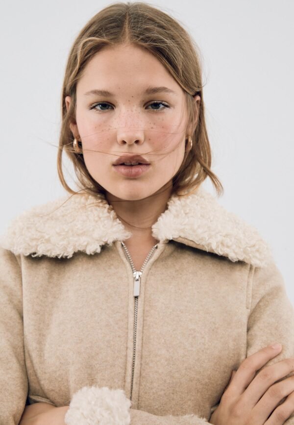 Chaqueta con detalles de borrego