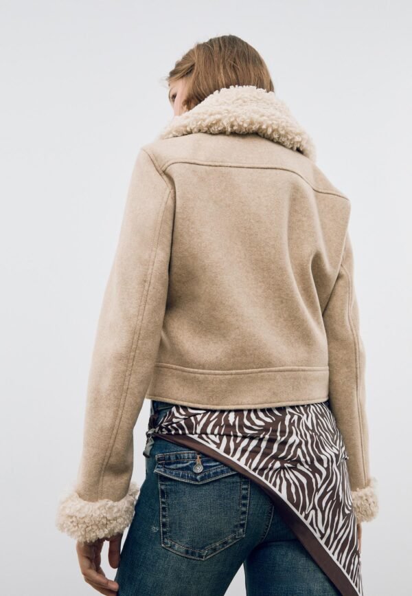 Chaqueta con detalles de borrego