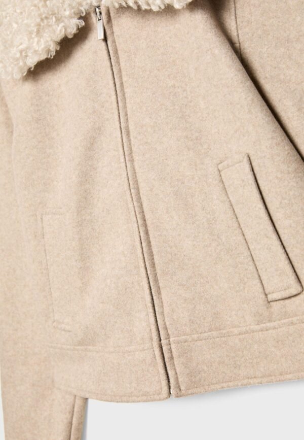 Chaqueta con detalles de borrego