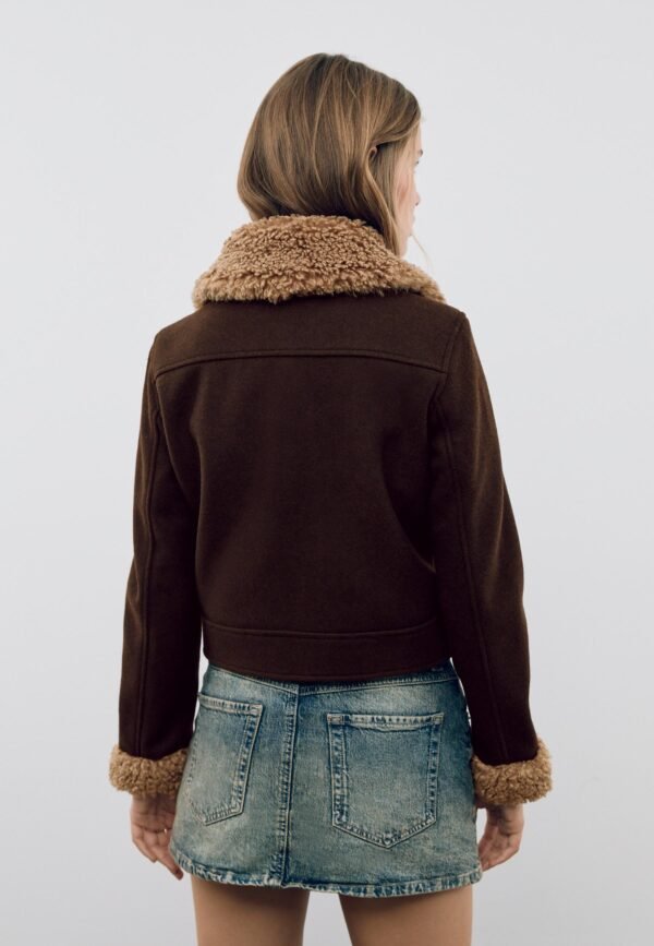 Chaqueta con detalles de borrego