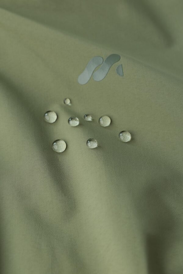 Parka larga impermeable con capucha