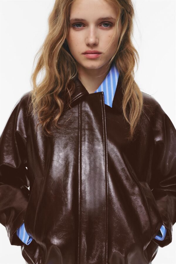 Chaqueta bomber con efecto vinilo