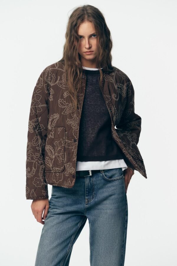 Cazadora acolchada con bordados