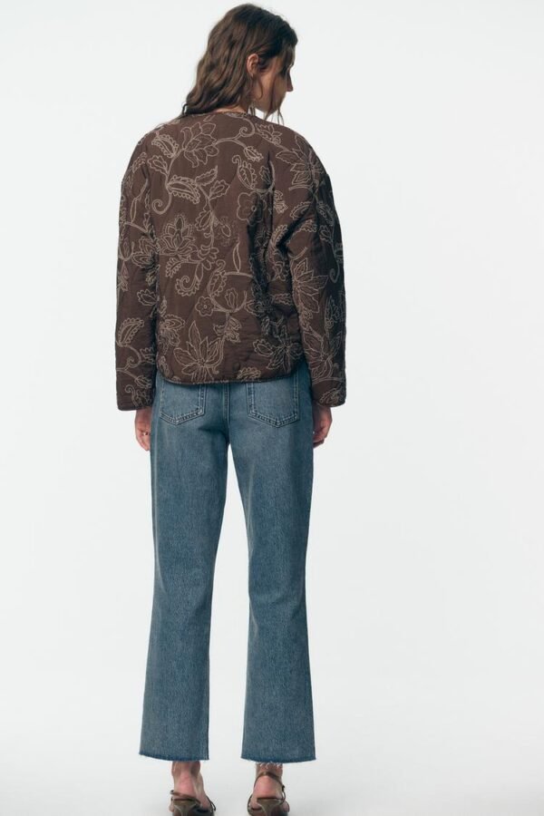 Cazadora acolchada con bordados