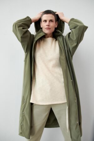 Parka larga impermeable con capucha