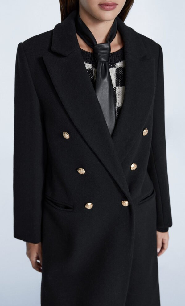 Abrigo largo con botones dorados