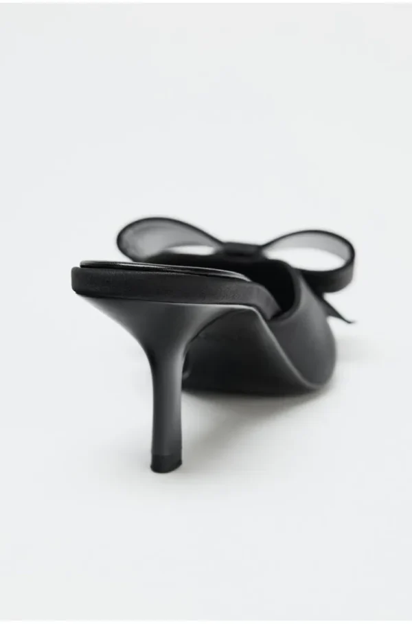 Stiletto negro efecto satín con moño