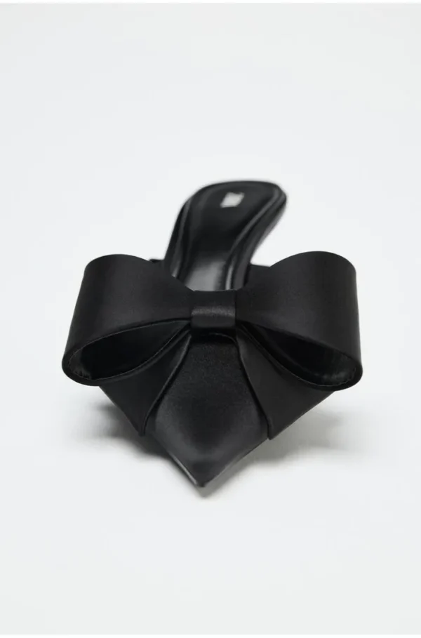 Stiletto negro efecto satín con moño
